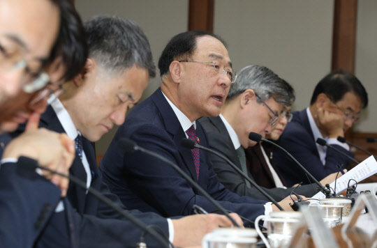 6일 오전 서울 수출입은행 대회의실에서 열린 제25차 경제활력대책회의 및 제26차 경제관계장관회의에서 홍남기 경제부총리 겸 기획재정부 장관이 발언하고 있다.<연합뉴스>